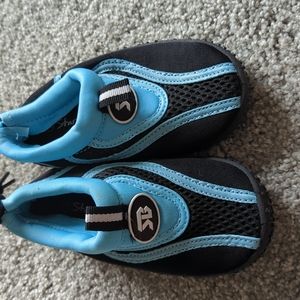 Star bay water shoes size 7 toddler